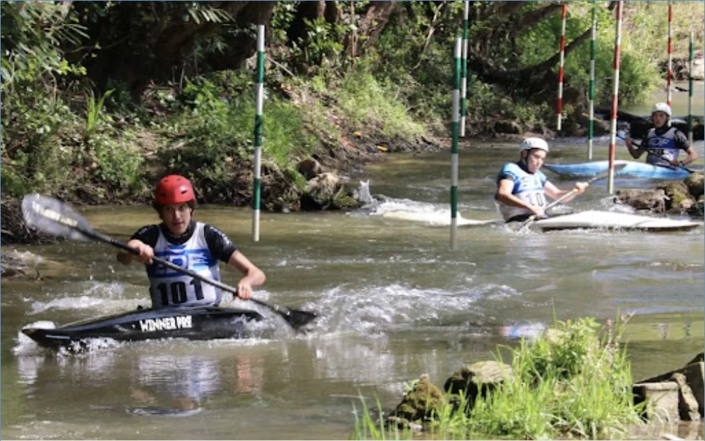 Pagayeur en compétition de slalom sur une rivière