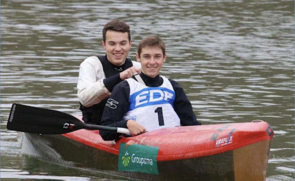 Deux pagayeurs en canoë biplace lors d'un championnat