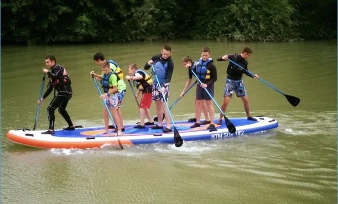 Groupe de pagayeurs sur un paddle collectif sur la rivière