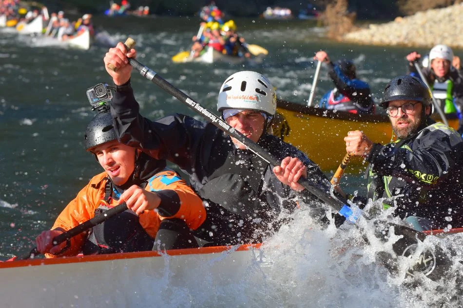 Deux pagayeurs en canoë biplace lors d'un championnat
